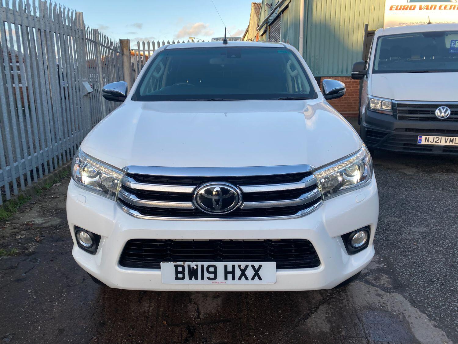 Used TOYOTA HILUX 2019 White in Kingswinford, West Midlands | Euro ...